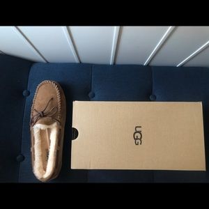 Dakota Ugg Tan Moccasin Slippers (size 11)